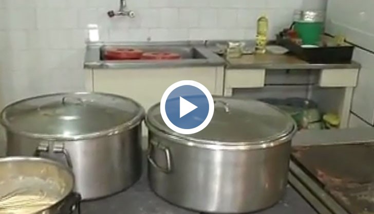 В чантите на двете готвачки намерихме сирене, кашкавал, масло и други продукти