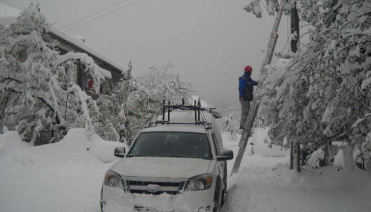 Екипите на ЕНЕРГО-ПРО отстраняват повреди по електроразпределителната мрежа Екипите на ЕНЕРГО-ПРО отстраняват повреди по електроразпределителната мрежа