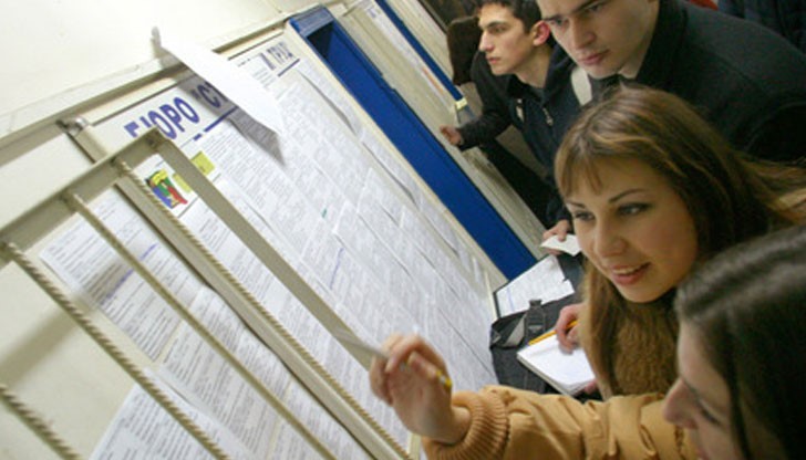 Безработните кандидат-служители имат претенции стартовата им заплата да е поне 1 200 лева