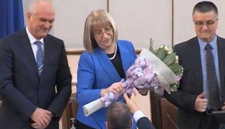 В последният ден на 43-то Народно събрание Цветан Цветанов дари букет на Цецка Цачева В последният ден на 43-то Народно събрание Цветан Цветанов дари букет на Цецка Цачева