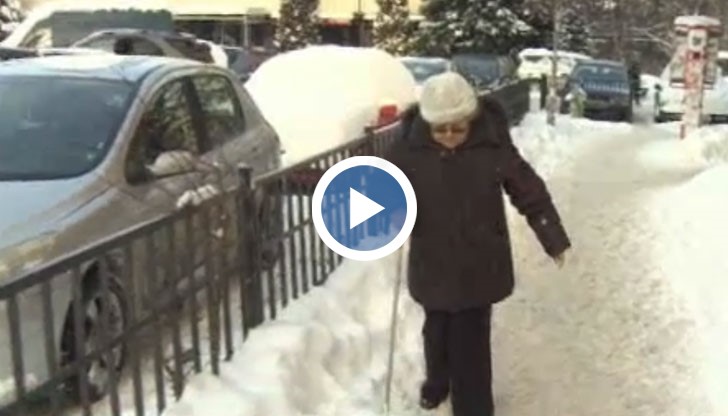 Светла Николова е инвалид и за нея е невъзможно да се придвижва в непочистените от сняг пешеходни зони