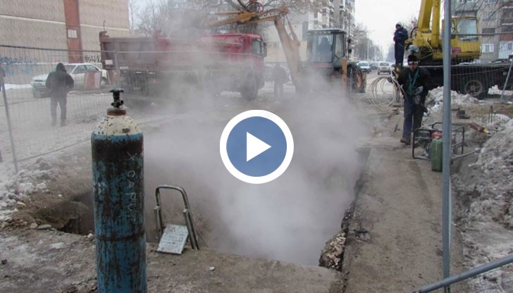 Аварията е от петък, в жк „Родина“, където топлопроводът се е спукал на две места и са изтекли над 100 тона гореща вода