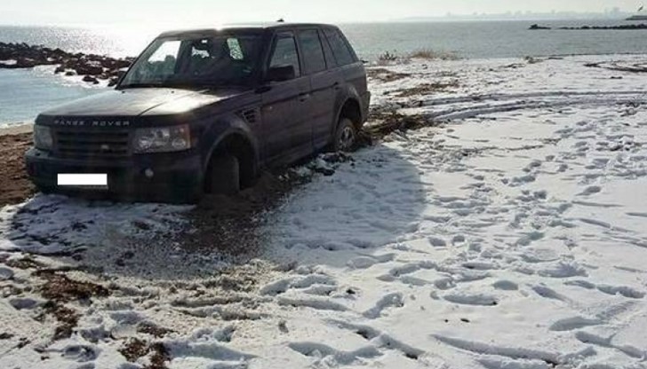 Дрифтът е завършил в пясъчните дюни, от където вече втори ден не могат да издърпат джипа