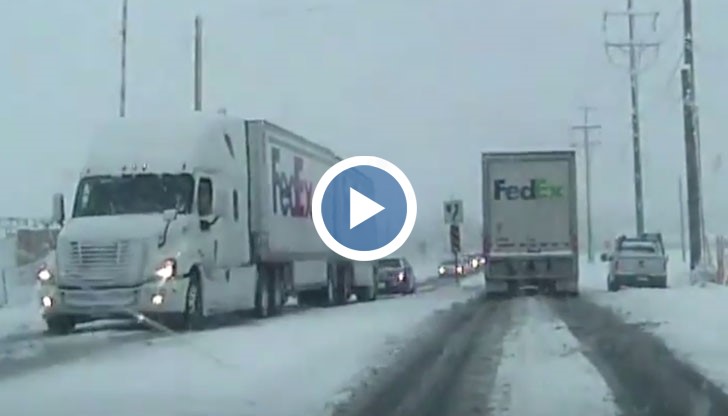 Пътнически влак помете камион на релсите