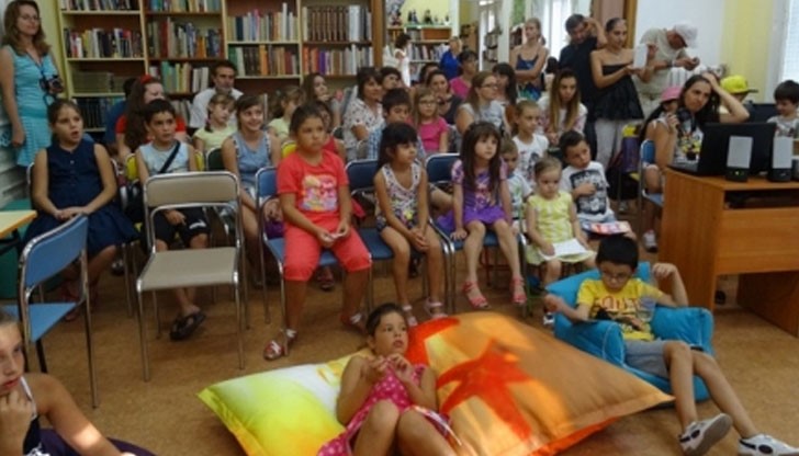 „Да прочетем заедно с …“ инспектор Десислава Иванова и младши оперативен дежурен Ивайло Емилов „Да прочетем заедно с …“ инспектор Десислава Иванова и младши оперативен дежурен Ивайло Емилов