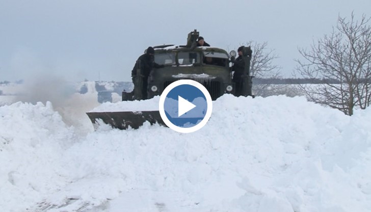 Руската машина минава с лекота там, където снегорините закъсват