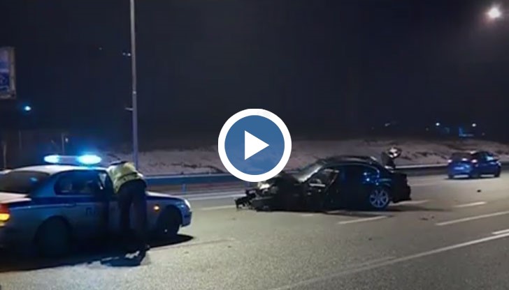 Едната жена е излетяла от предната седалка и се е озовала в багажника