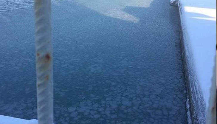 Така изглежда морето около Морската гара в Бургас към 10 часа днес