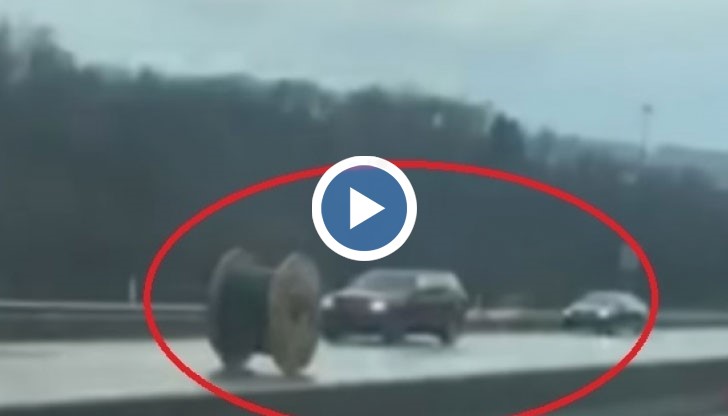 Огромна макара с кабел заплашително се спусна по шосе покрай минаващите автомобили