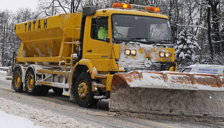 Над 1600 машини чистят пътища в районите със снеговалеж