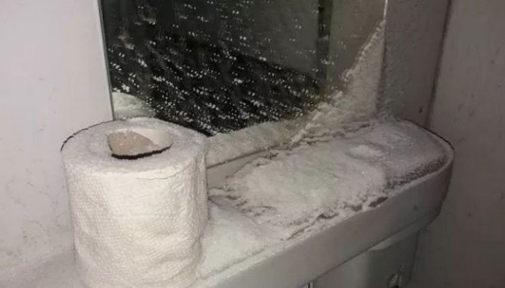 Сняг, замръзнали мивки, солидна снежна покривка са екстрите във влака Бургас - София
