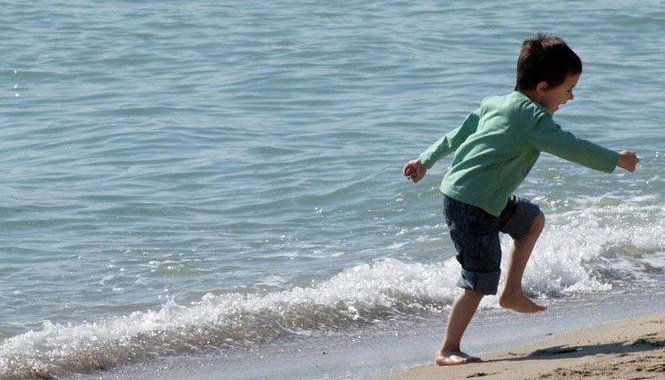 Родителите на момчето се борят с институции от две държави, за да получат документ, доказващ съществуването му Родителите на момчето се борят с институции от две държави, за да получат документ, доказващ съществуването му