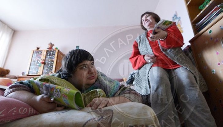 Държавни институциите си прехвърлят топката за страдащата майка и сина й