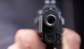 13-годишно момче опря пистолет в главата на съученик