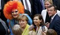 Двуметров травестит награби Меркел