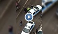 Полицаи се мъчат да набутат младеж в патрулка...3 минути