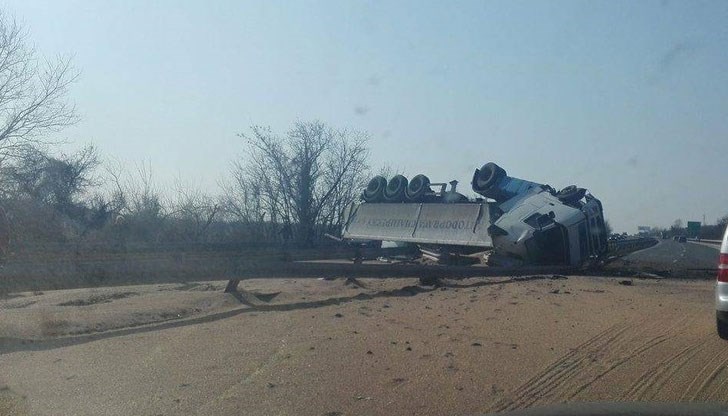 Движението по пътя е затворено и двете посоки