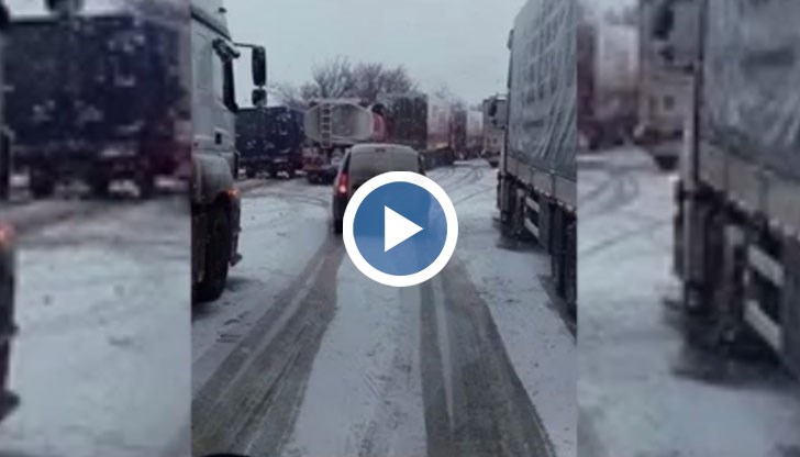 Освен, че е изключително натоварен, пътят е с лошо качество на асфалтовата настилка