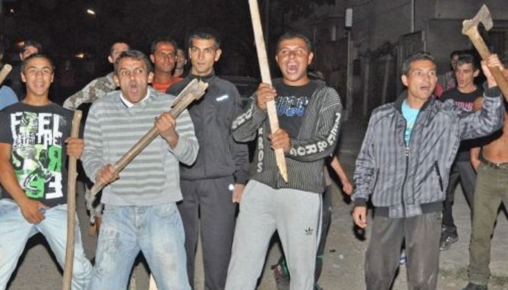Ромите нападат съседите си с брадви, чукове и ножове, защото ги помолили да си платят тока / Снимката е илюстративна