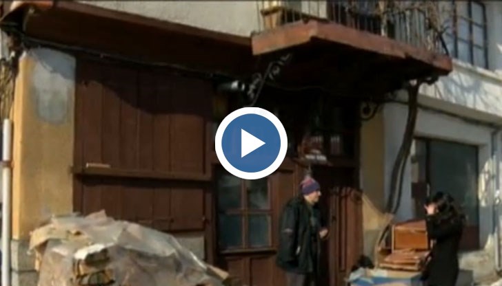 По вратата все още личат издъбаните надписи и оставените години