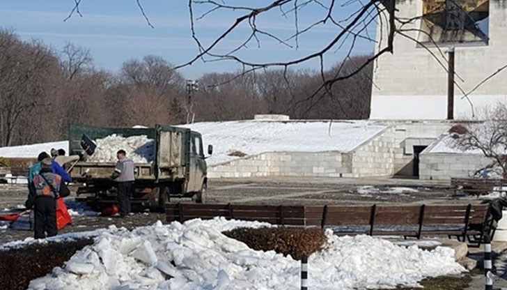 След повече от месец бездействие общината реши да почисти, но за това си има специална причина