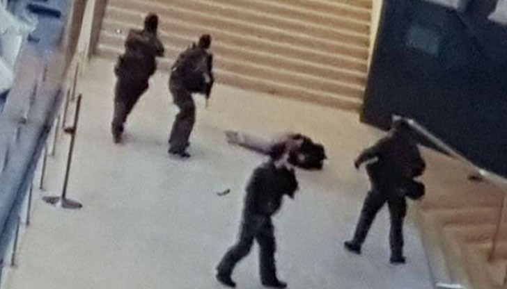 Момента в който полицаите застрелват заподозрения