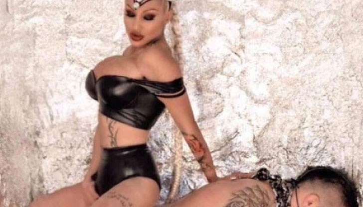 Студеното време не е пречка на Джулиана Гани да захвърли дрехи, задръжки и да запали мъжките фантазии