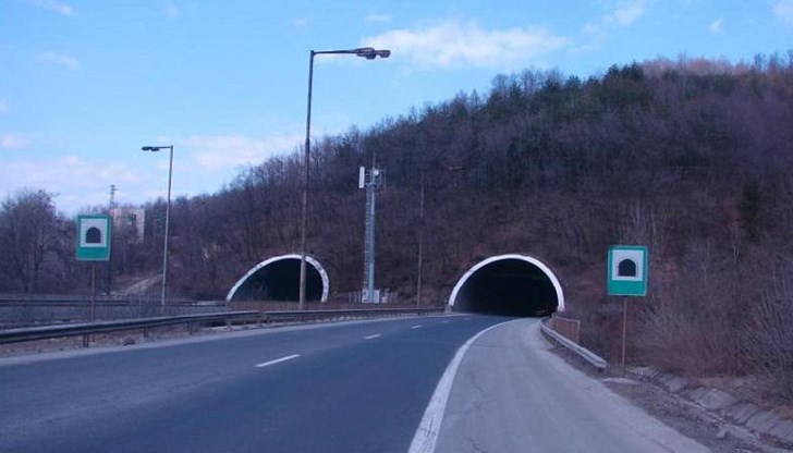 Министър Попниколов обяви, че няма да се допусне движение през тунела, докато не се осигури пълната му безопасност