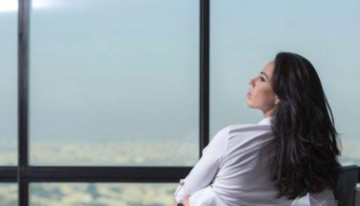 С азиатска външност, тъмни дълги коси, дълги крака и тънки глезени С азиатска външност, тъмни дълги коси, дълги крака и тънки глезени