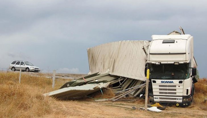 Шофьорът не успял да вземе завоя, тежка машина излетяла от пътя, потрошила ... / Снимката е илюстративна Шофьорът не успял да вземе завоя, тежка машина излетяла от пътя, потрошила ... / Снимката е илюстративна