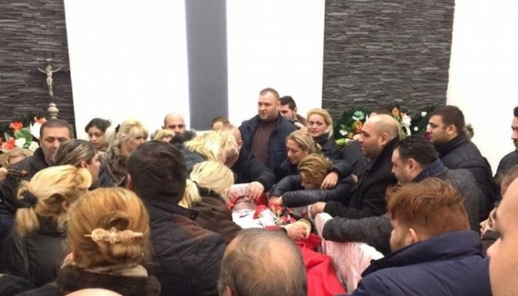 Късане на дрехи, истерия, неистов рев, цигулки и духова музика - така изпратиха Тибор Лакатош