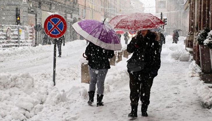 В Русе леденият дъжд премина в ситен сняг