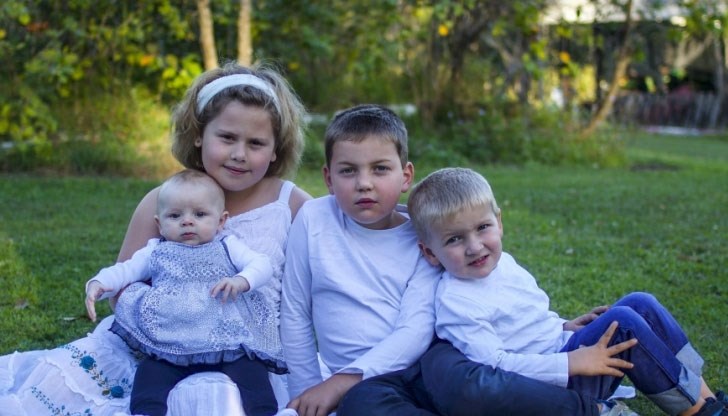 Деби ражда близнаци, но момченцето почива след броени часове