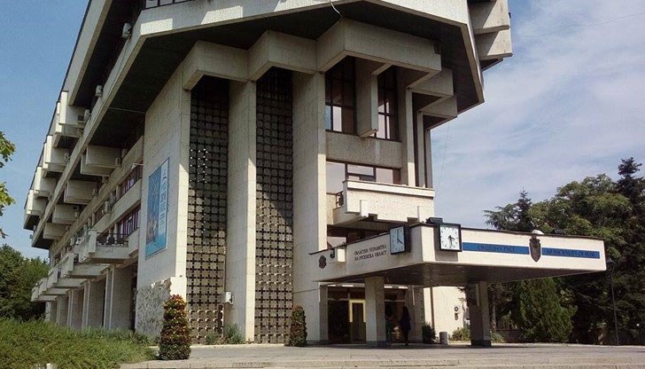 Граждани на Русе, организираме този протест за да напомним на управниците, че не са венчани за властта и искаме оставката им Граждани на Русе, организираме този протест за да напомним на управниците, че не са венчани за властта и искаме оставката им