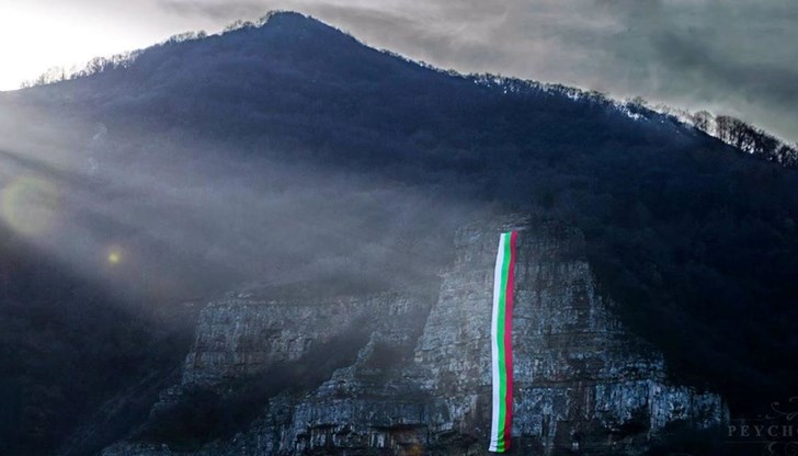 Ушиването на знамето и спускането му е лична кауза на войводата Евгени Сакалов Ушиването на знамето и спускането му е лична кауза на войводата Евгени Сакалов