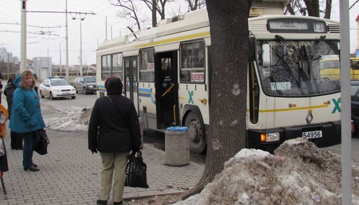 Момчето получава гърч в тролея, шофьорът му оказва първа помощ до пристигането на лекарите