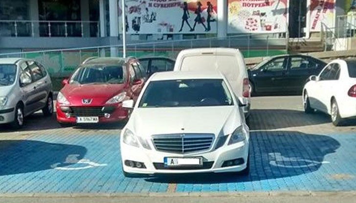 Тарикат с Мерцедес паркира колата си на две инвалидни паркоместа едновременно