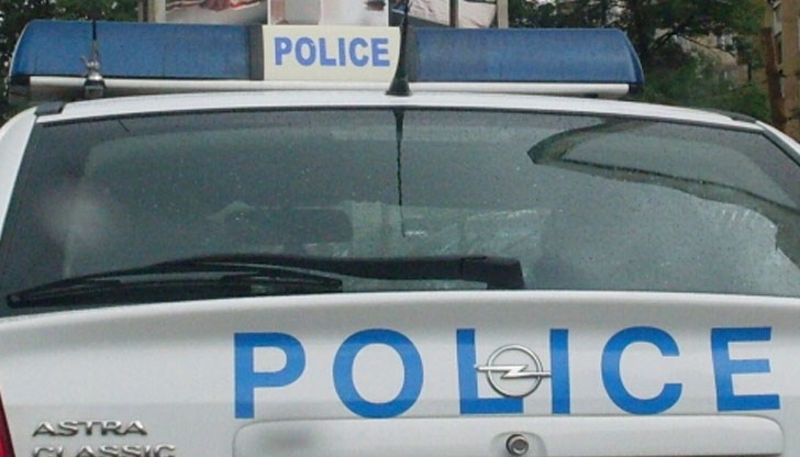 Въоръжени с техника, те се мъчели да вадят закопани в земята кабели