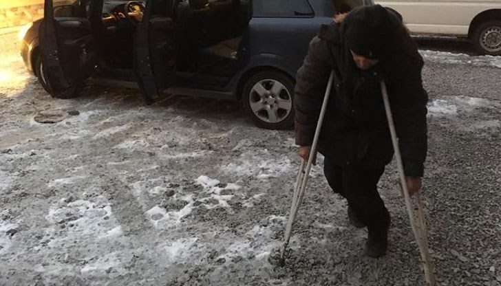 Тъжна история на инвалида Сашо, който изкара 14 дни на сено и зоб в конски обор