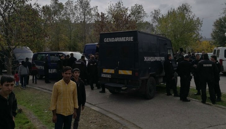 Бесните цигани нападнали с камъни горски, полицаи и жандамерия, стигнало се до стрелба