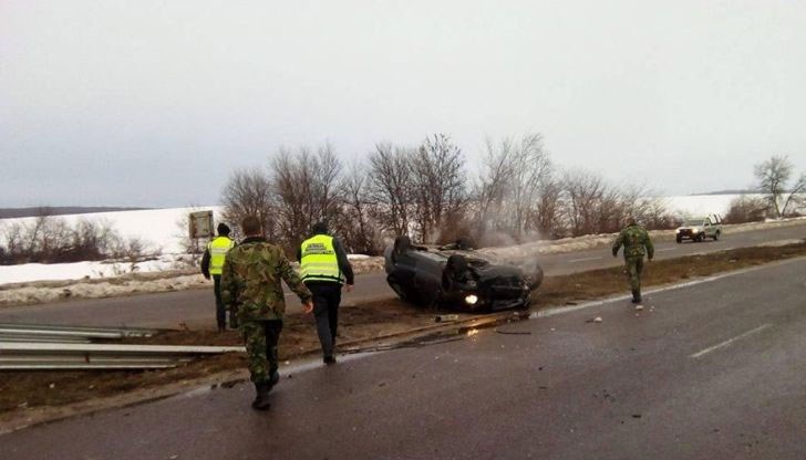 Шофьор с Мерцедес се обърна по таван на пътя между Димитровград и Хасково