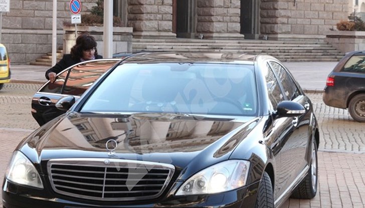 Служебното правителство нарушава решение на кабинета на Бойко Борисов от пролетта на 2016 г. вицепремиерите и министрите да не ползват автомобили на НСО