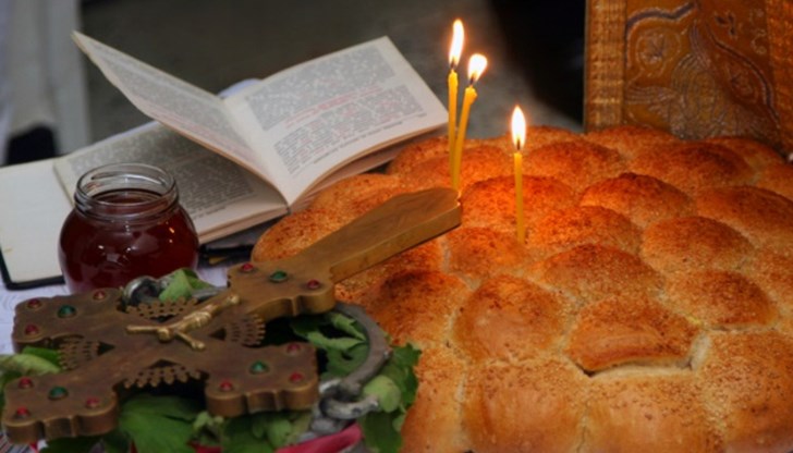 Единствено разрешено е да омесят питка, която да занесат в църквата за освещаване