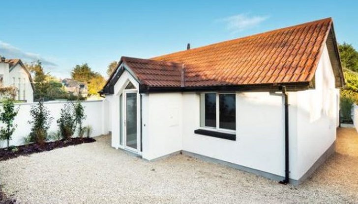 Бунгалото с три спални е изцяло реновирано и вече е годно за обитаване от кралски особи