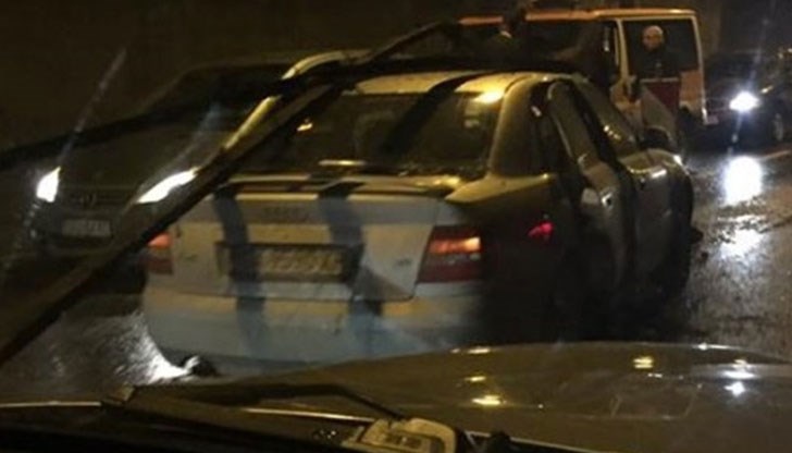 Осветителното тяло паднало върху колата й