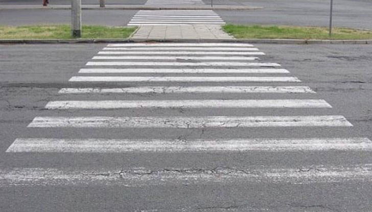 Тя е с натъртвания в областта на таза и дясна подбедрица Тя е с натъртвания в областта на таза и дясна подбедрица