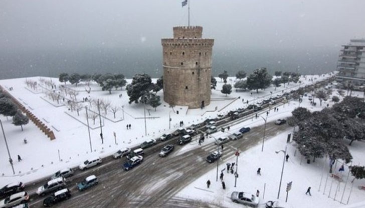 Около 70 000 души от три квартала на Солун ще бъдат извозени с автобуси