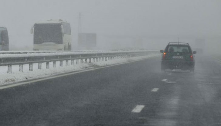 Пътните настилки в страната са предимно сухи, на места мокри, заснежени, по усойните места заледени, почистени и обработени Пътните настилки в страната са предимно сухи, на места мокри, заснежени, по усойните места заледени, почистени и обработени