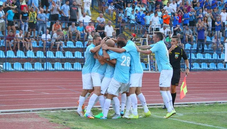 За първи път от поне десет години насам, „Дунав“ излиза в мачовете си с логото на спонсор на гърба на фланелките на играчите За първи път от поне десет години насам, „Дунав“ излиза в мачовете си с логото на спонсор на гърба на фланелките на играчите