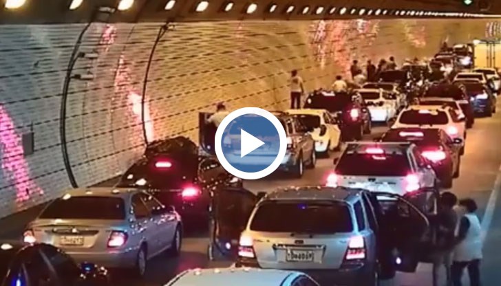 Видеото е нагледен урок как трябва да се действа, когато има инцидент на пътя